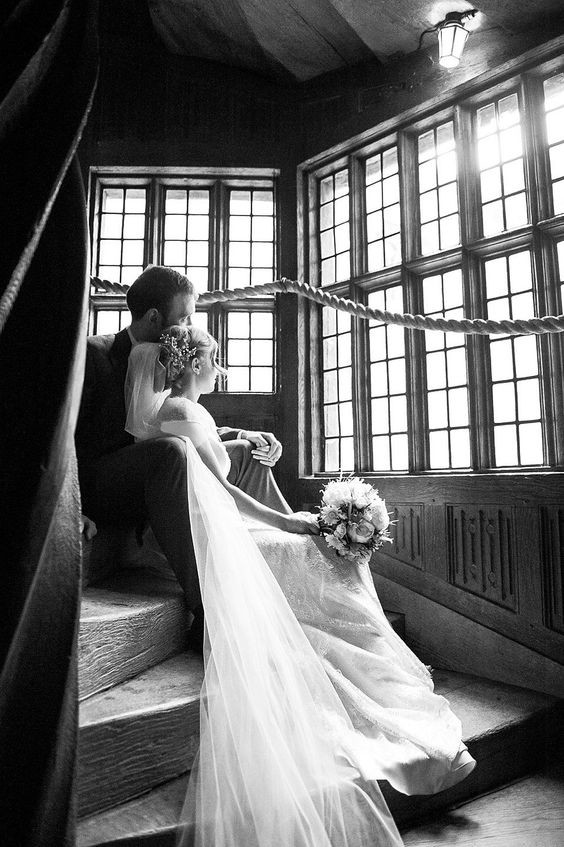 ژست عکاسی برای عروس و داماد امروزه بسیار مهم است تا حدی که حتی در کنار عکاس یک نفر وجود دارد که ژست ها را طراحی میکند 