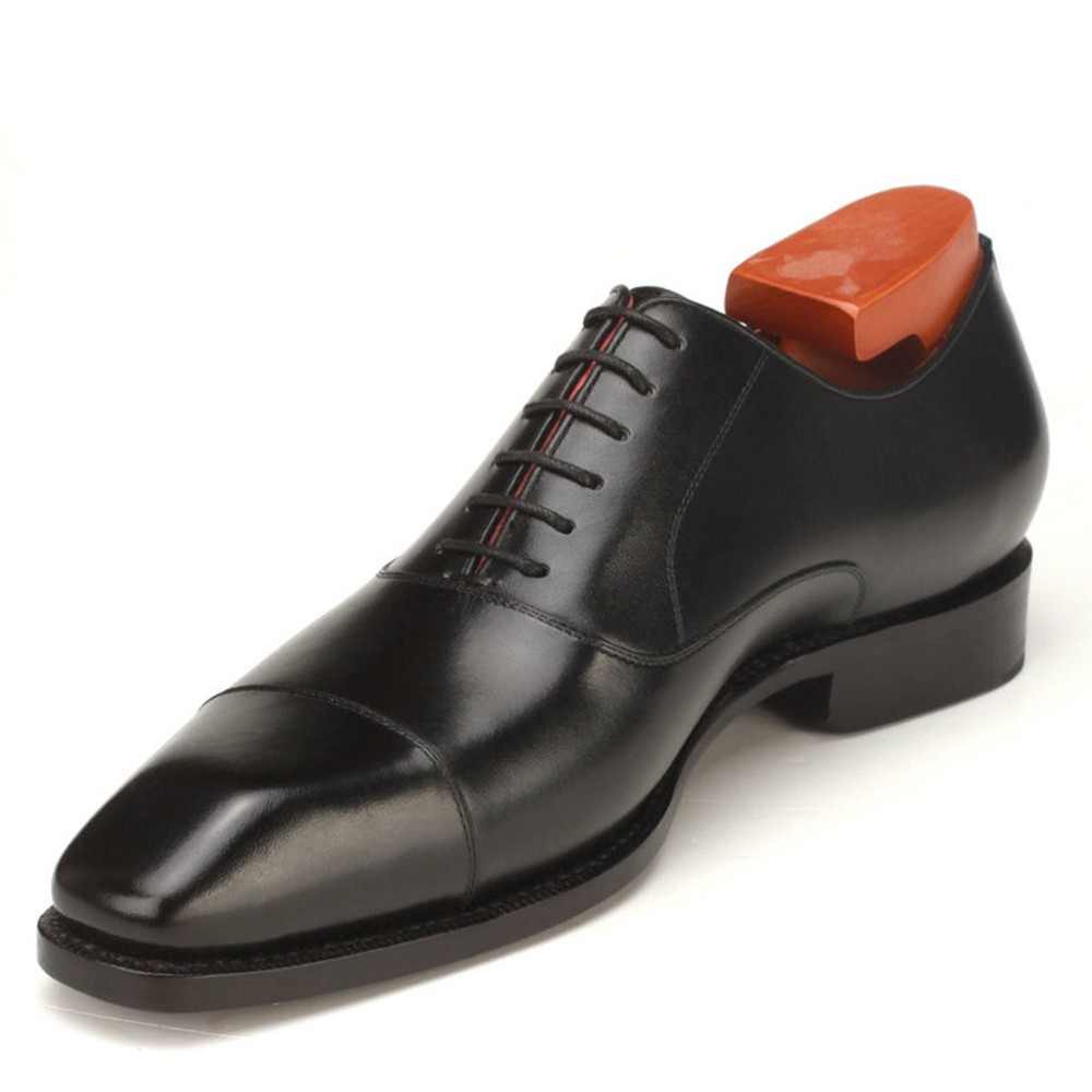 کفش آکسفورد در رنگهای مشکی ، قهوه ای و زرشکی تولید می شود