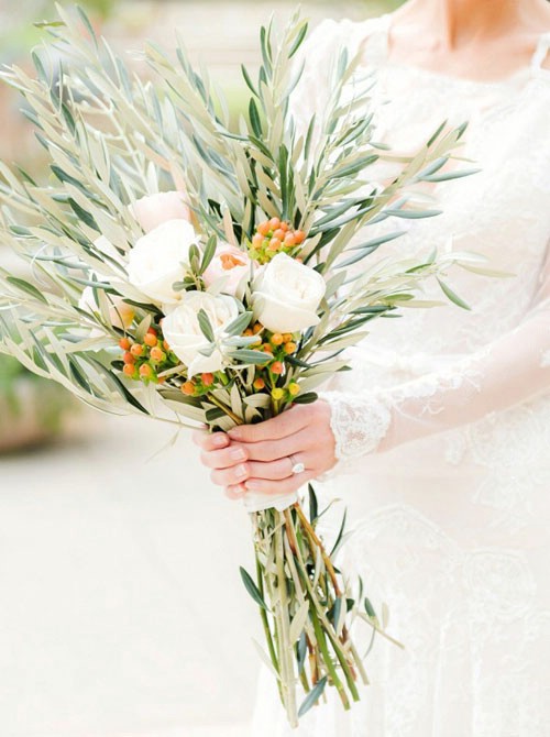 دسته گل تزئین شده با برگهای زیتون که در عروسیهای ایتالیایی زیاد دیده می شود