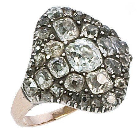 حلقه نامزدی سنتی تشکیل شده از الماس