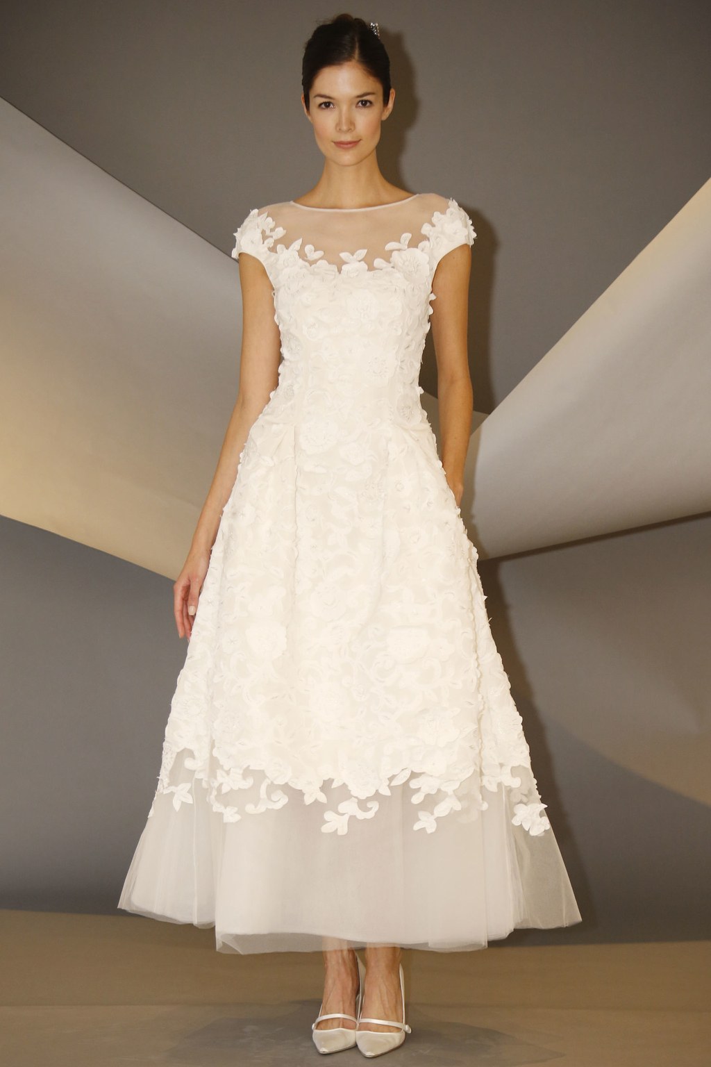 از دلایل شهرت لباس عروس های برند کارولینا هررا میتوان به دوخت لباس عروسهای رنگی اشاره کرد