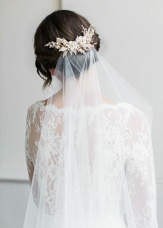 تور سر عروس از اکسسوری لباس عروس است که به طور مستقیم با مدل لباس عروس در ارتباط است