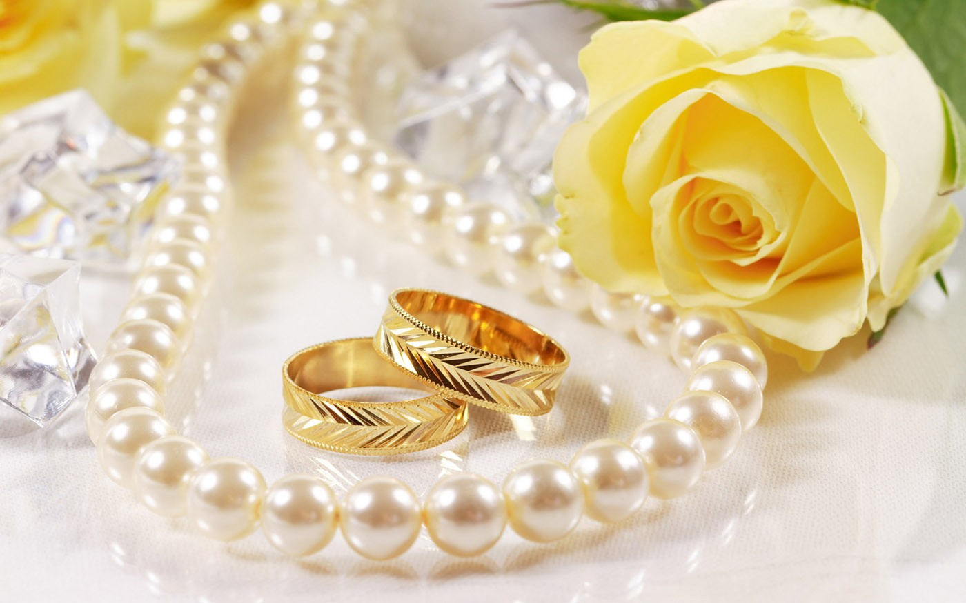 اگر میخواهید انگشتری جدا از حلقه عروسی بخرید چیزی انتخاب کنید که باعث نشود حلقه به چشم نیاید