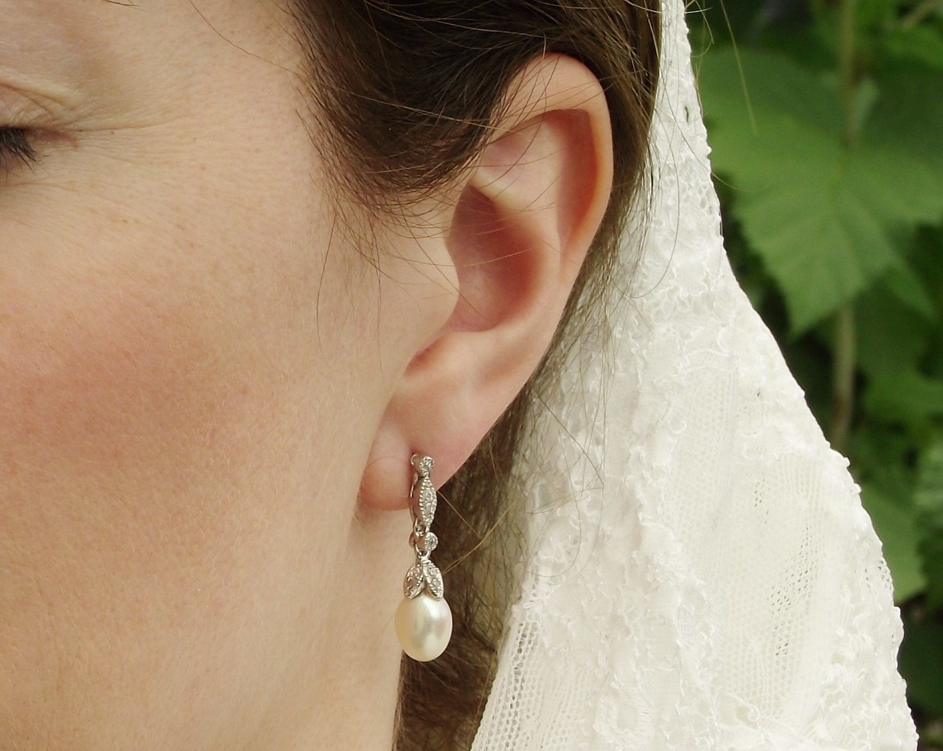 گوشواره طلای عروس بسیار مهم است که با یقه لباس عروس هماهنگ باشد