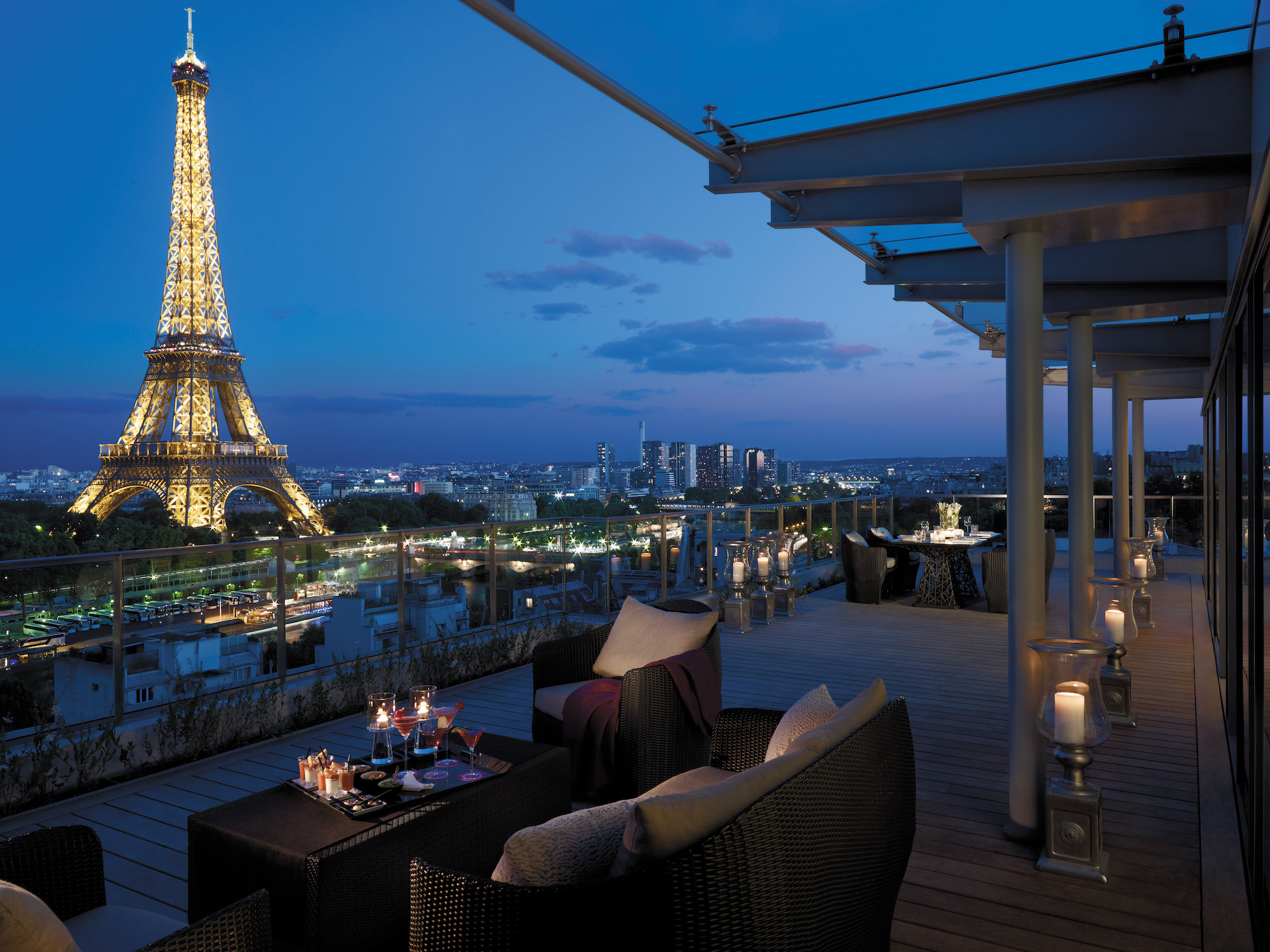 هتل شانگریلا علاوه بر سایر امکانات لوکس و رویایی امکان تماشای طلوع آفتاب را در کنار برج ایفل هم به شما می دهد