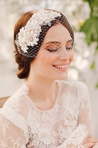 مدل موهای باز با تاج شکوفه چگونـه یک تاج عروس مناسب انتخاب کنیم ؟ | تصاویری از انواع ... mimplus.ir
