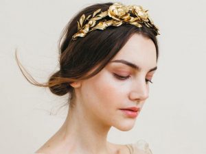 مدل موهای باز با تاج شکوفه چگونـه یک تاج عروس مناسب انتخاب کنیم ؟ | تصاویری از انواع ... mimplus.ir