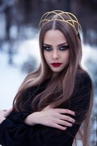 مدل موهای باز با تاج شکوفه چگونـه یک تاج عروس مناسب انتخاب کنیم ؟ | تصاویری از انواع ... mimplus.ir