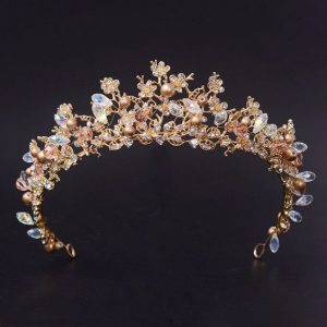 مدل موهای باز با تاج شکوفه چگونـه یک تاج عروس مناسب انتخاب کنیم ؟ | تصاویری از انواع ... mimplus.ir