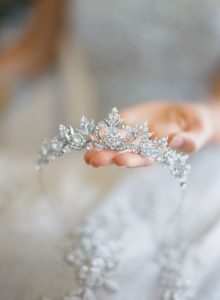 مدل موهای باز با تاج شکوفه چگونـه یک تاج عروس مناسب انتخاب کنیم ؟ | تصاویری از انواع ... mimplus.ir