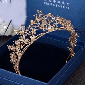 مدل موهای باز با تاج شکوفه چگونـه یک تاج عروس مناسب انتخاب کنیم ؟ | تصاویری از انواع ... mimplus.ir