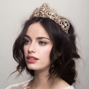 مدل موهای باز با تاج شکوفه چگونـه یک تاج عروس مناسب انتخاب کنیم ؟ | تصاویری از انواع ... mimplus.ir