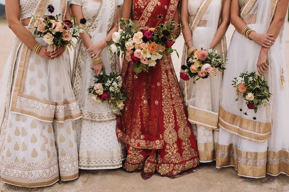 در جاهایی مثل هندوستان این سنت وجود دارد که لباس سفید را برای ادای احترام به متوفی بر تن می کنند.
