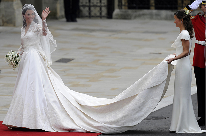 طرح لباس عروسی کیت میدلتون، عروس جدید ملکه بریتانیا که در سال 2011 به کاخ باکینگهام راه یافت، یکی از جذاب‌ترین لباس عروسی پرنسس های جهان بود که به دلیل تلفیقی از سنت و مدرنیته در طراحی