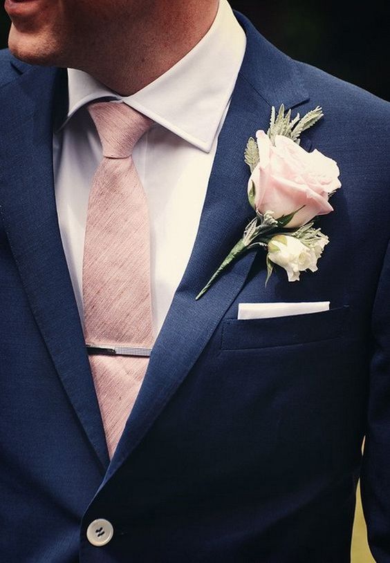 در نظر داشته باشید که پوشت و یا تزئینات داخل جیب کت داماد باید با کراوات یا پاپیون هماهنگی داشته باشد.