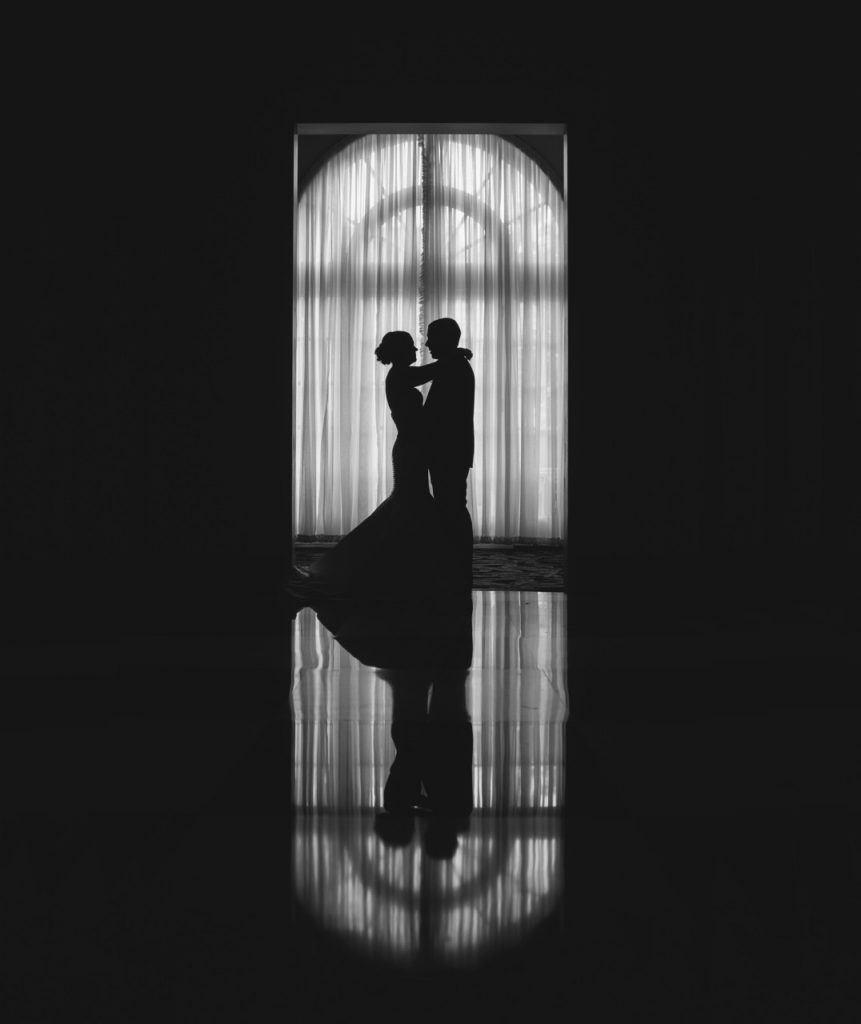 نمونه ای از ژست عکاسی عروس و داماد