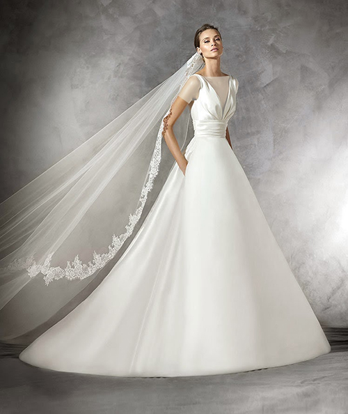 مدل لباس عروس یقه هفت مناسب افرادی با شانه های پهن است