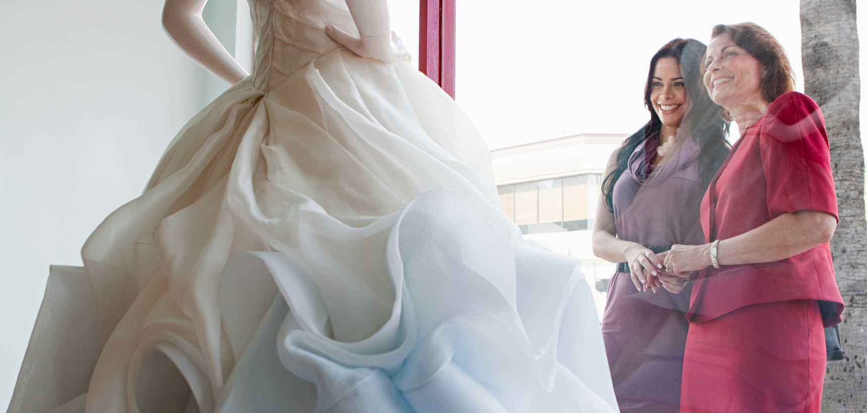 سعی کنید با یک همراه برای انتخاب لباس عروستان بروید
