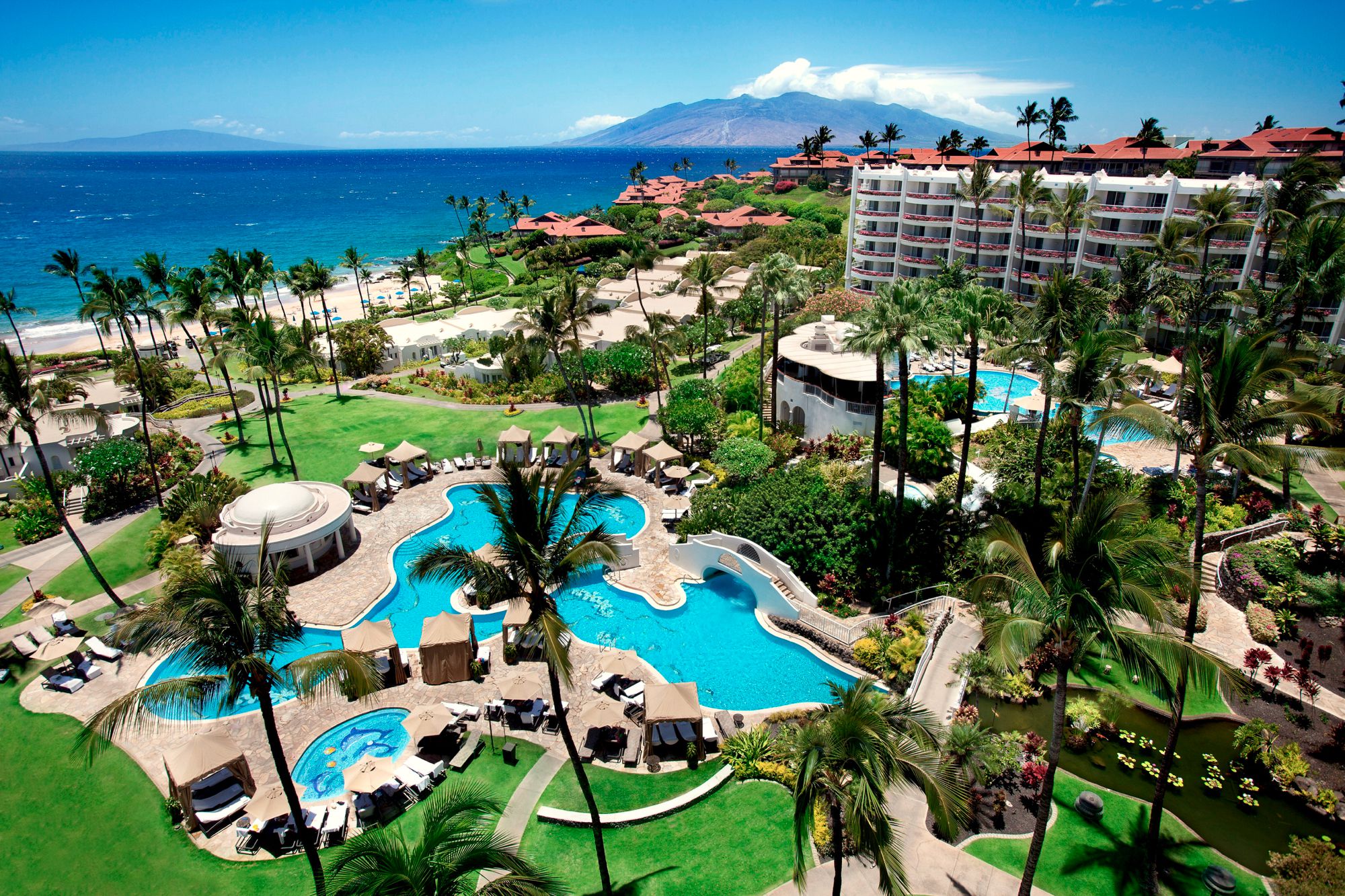 هتل ساحلی هاوایی اقامتگاهی است که حد فاصل آن و دریا استخرهای کوچک بسیار زیبا وجود دارد
