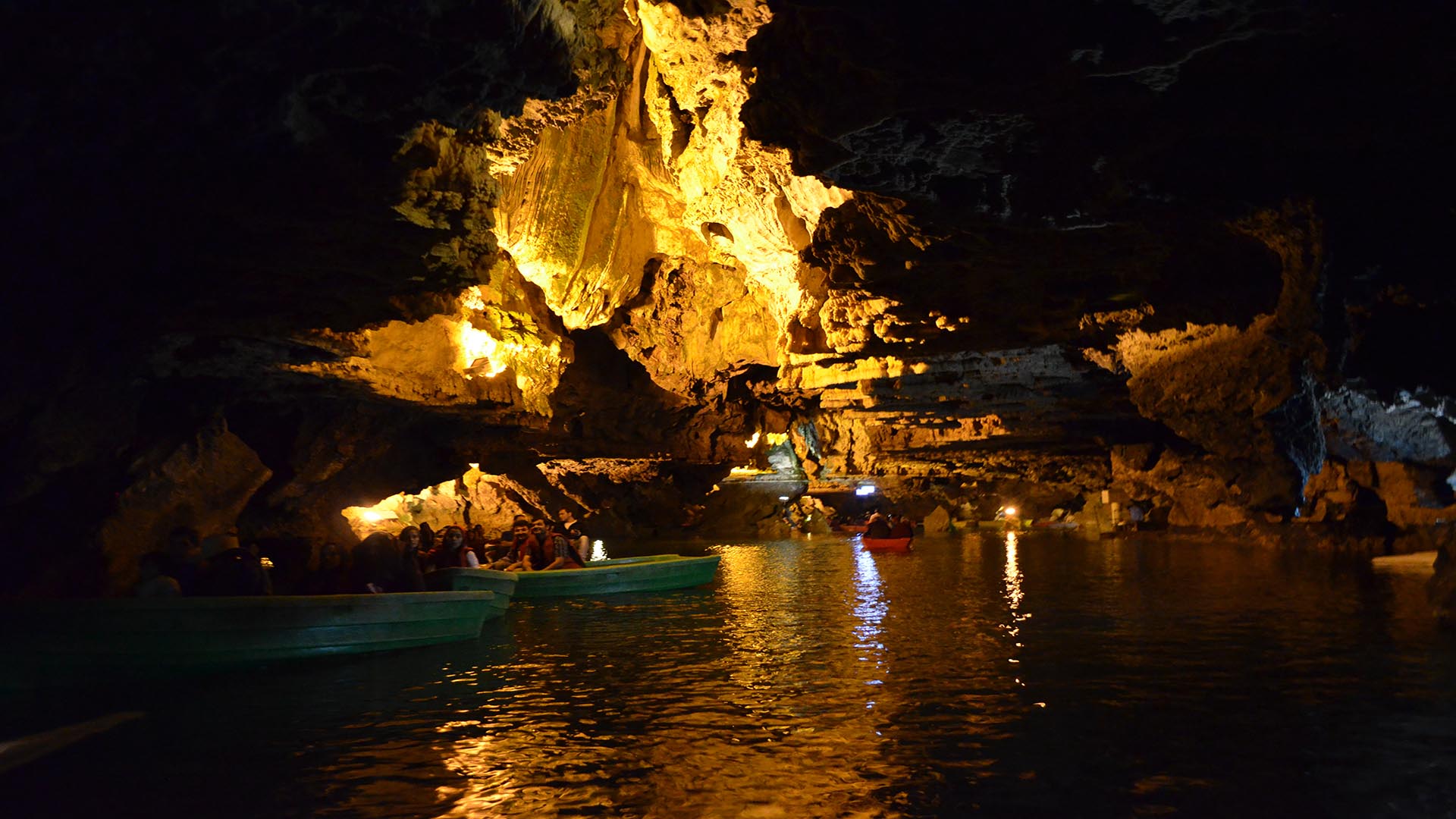 غار علیصدر طولانی ترین غار آبی جهان است که گردشگران زیادی را به خود جذب کرده است 
