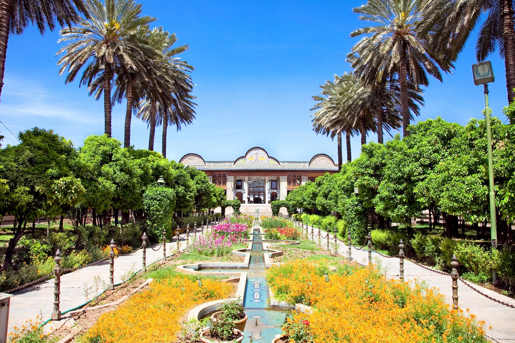 باغ و ساختمان نارنجستان قواممتعلق به دوران قاجاریه است 