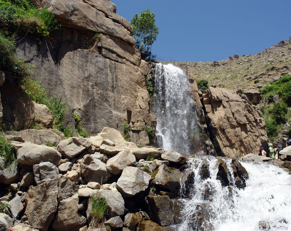 گنجنامه یک مجموعه توریستی است که طبیعت و آبشار بسیار زیبایی برخوردار است.
