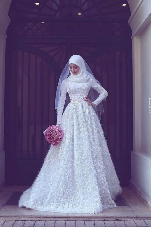 در لباس عروس پوشیده تمرکز طراح بیشتر روی تزئینات لباس است