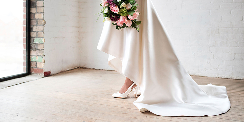 اگر تصمیم دارید لباس عروسی بلند بر تن کنید، فراموش نکنید مناسب ترین کفش، یک کفش پاشنه بلند است