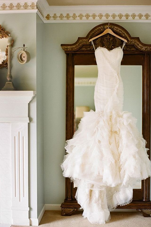 یکی از تصاویری که می تواند شما را همیشه به یاد اولین باری که لباس عروسی تان را دیدید بیندازد، عکس از لباس آویخته بر چوب لباسی است.