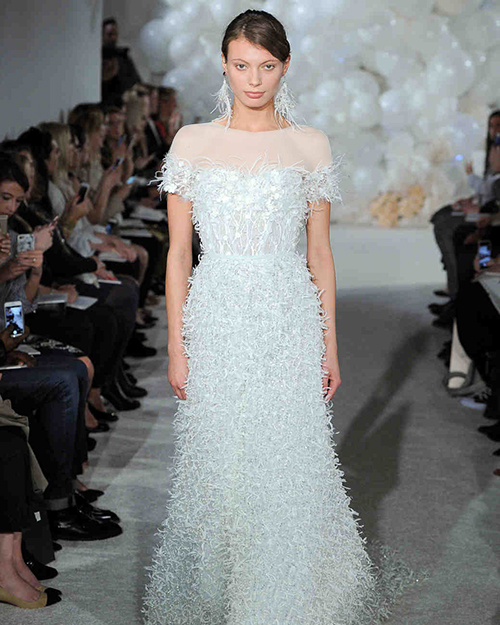 لباس عروس با تزئیناتی از پر