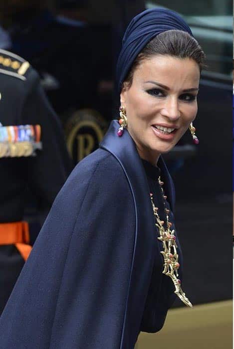 طرحی زیبا و آبی کلاسیک بر  قامت دختر سلطان قطر
