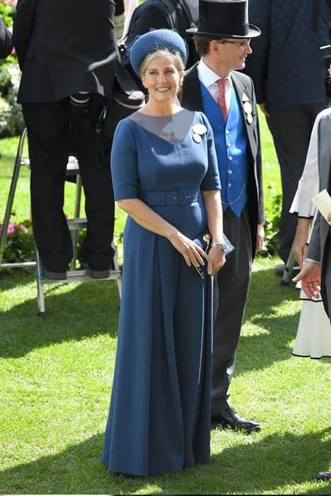 تصویری از   (COUNTESS OF WESSEX)   SOHPIE‌عضو خاندان سلطنتی انگلیس در لباسی بلند به رنگ آبی تیره